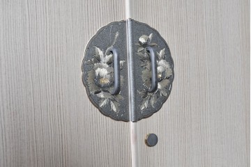 中古　本場「純」会津桐使用の高級品　中沢和夫作　花意匠の金具が上品な加茂総桐箪笥　定価約180万円　(R-090384)