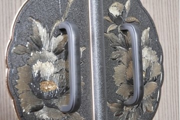 中古　本場「純」会津桐使用の高級品　中沢和夫作　花意匠の金具が上品な加茂総桐箪笥　定価約180万円　(R-090384)