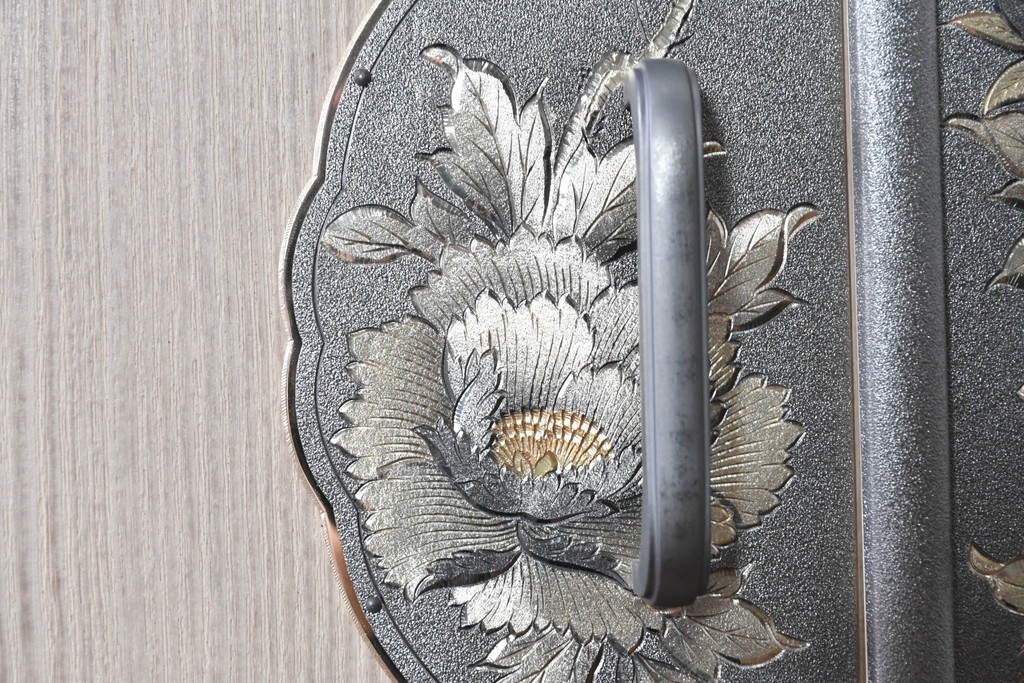 中古　本場「純」会津桐使用の高級品　中沢和夫作　花意匠の金具が上品な加茂総桐箪笥　定価約180万円　(R-090384)