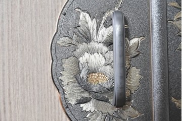 中古　本場「純」会津桐使用の高級品　中沢和夫作　花意匠の金具が上品な加茂総桐箪笥　定価約180万円　(R-090384)