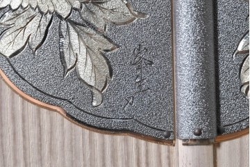 中古　本場「純」会津桐使用の高級品　中沢和夫作　花意匠の金具が上品な加茂総桐箪笥　定価約180万円　(R-090384)