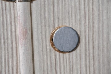 中古　本場「純」会津桐使用の高級品　中沢和夫作　花意匠の金具が上品な加茂総桐箪笥　定価約180万円　(R-090384)
