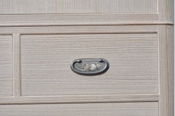 中古　本場「純」会津桐使用の高級品　中沢和夫作　花意匠の金具が上品な加茂総桐箪笥　定価約180万円　(R-090384)