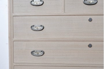 中古　本場「純」会津桐使用の高級品　中沢和夫作　花意匠の金具が上品な加茂総桐箪笥　定価約180万円　(R-090384)