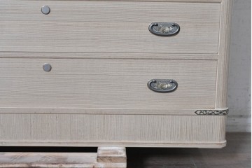 中古　本場「純」会津桐使用の高級品　中沢和夫作　花意匠の金具が上品な加茂総桐箪笥　定価約180万円　(R-090384)