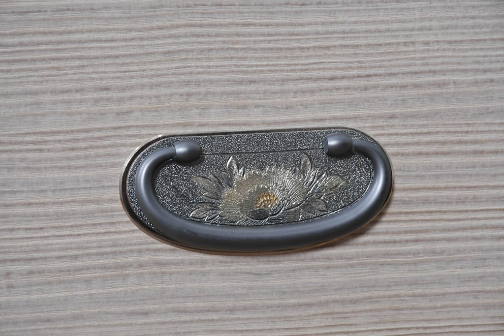 中古　本場「純」会津桐使用の高級品　中沢和夫作　花意匠の金具が上品な加茂総桐箪笥　定価約180万円　(R-090384)