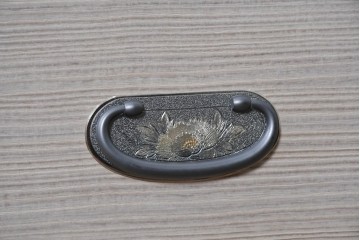 中古　本場「純」会津桐使用の高級品　中沢和夫作　花意匠の金具が上品な加茂総桐箪笥　定価約180万円　(R-090384)