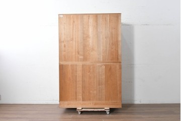 中古　本場「純」会津桐使用の高級品　中沢和夫作　花意匠の金具が上品な加茂総桐箪笥　定価約180万円　(R-090384)