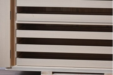 《台輪取り付け加工費込み》　中古　本場「純」会津桐使用の高級品　中沢和夫作　牡丹金具が上品な加茂総桐箪笥　(R-090385)