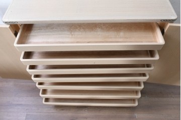 《台輪取り付け加工費込み》　中古　本場「純」会津桐使用の高級品　中沢和夫作　牡丹金具が上品な加茂総桐箪笥　(R-090385)