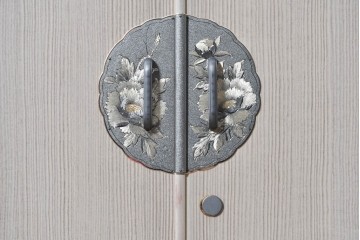 《台輪取り付け加工費込み》　中古　本場「純」会津桐使用の高級品　中沢和夫作　牡丹金具が上品な加茂総桐箪笥　(R-090385)