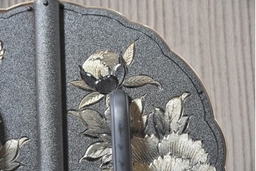 《台輪取り付け加工費込み》　中古　本場「純」会津桐使用の高級品　中沢和夫作　牡丹金具が上品な加茂総桐箪笥　(R-090385)
