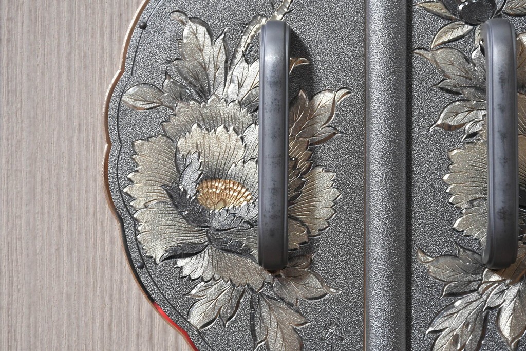 《台輪取り付け加工費込み》　中古　本場「純」会津桐使用の高級品　中沢和夫作　牡丹金具が上品な加茂総桐箪笥　(R-090385)
