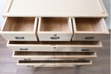 《天板取り付け加工費込み》　中古　本場「純」会津桐使用の高級品　中沢和夫作　優美な金具が上品な加茂総桐箪笥　(R-090386)