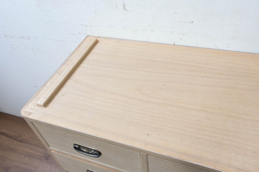 《天板取り付け加工費込み》　中古　本場「純」会津桐使用の高級品　中沢和夫作　優美な金具が上品な加茂総桐箪笥　(R-090386)