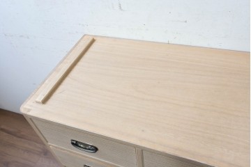《天板取り付け加工費込み》　中古　本場「純」会津桐使用の高級品　中沢和夫作　優美な金具が上品な加茂総桐箪笥　(R-090386)