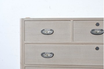 《天板取り付け加工費込み》　中古　本場「純」会津桐使用の高級品　中沢和夫作　優美な金具が上品な加茂総桐箪笥　(R-090386)