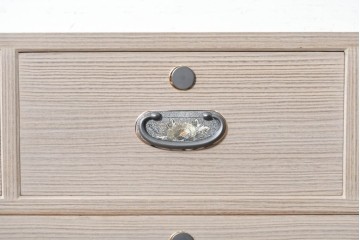 《天板取り付け加工費込み》　中古　本場「純」会津桐使用の高級品　中沢和夫作　優美な金具が上品な加茂総桐箪笥　(R-090386)