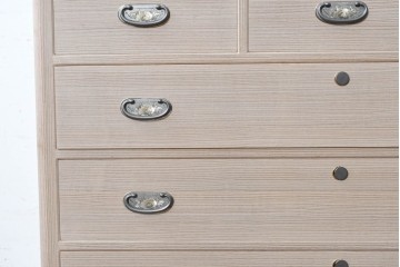 《天板取り付け加工費込み》　中古　本場「純」会津桐使用の高級品　中沢和夫作　優美な金具が上品な加茂総桐箪笥　(R-090386)