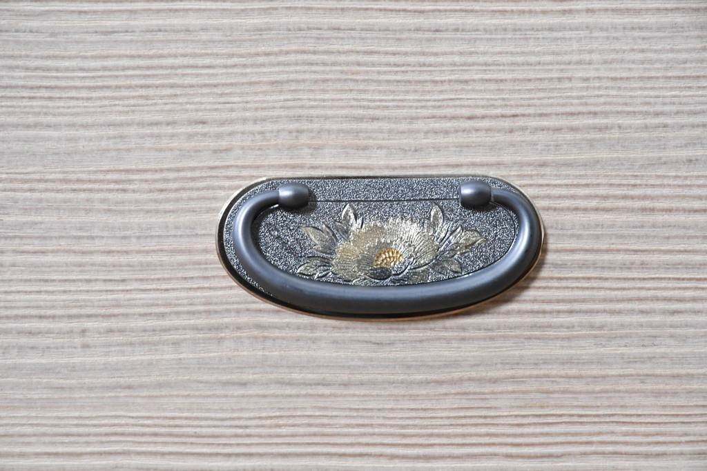 《天板取り付け加工費込み》　中古　本場「純」会津桐使用の高級品　中沢和夫作　優美な金具が上品な加茂総桐箪笥　(R-090386)