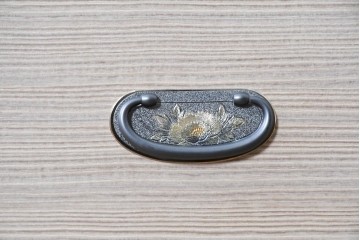 《天板取り付け加工費込み》　中古　本場「純」会津桐使用の高級品　中沢和夫作　優美な金具が上品な加茂総桐箪笥　(R-090386)