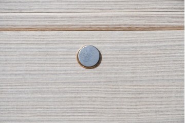 《天板取り付け加工費込み》　中古　本場「純」会津桐使用の高級品　中沢和夫作　優美な金具が上品な加茂総桐箪笥　(R-090386)