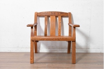 中古　国産職人手作り　岩泉純木家具　栗材　力強い木目を生かしたゆったり座れるアームチェア　(R-090387)