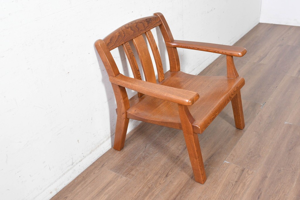 中古　国産職人手作り　岩泉純木家具　栗材　力強い木目を生かしたゆったり座れるアームチェア　(R-090387)