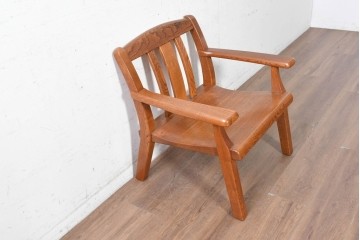 中古　国産職人手作り　岩泉純木家具　栗材　力強い木目を生かしたゆったり座れるアームチェア　(R-090387)