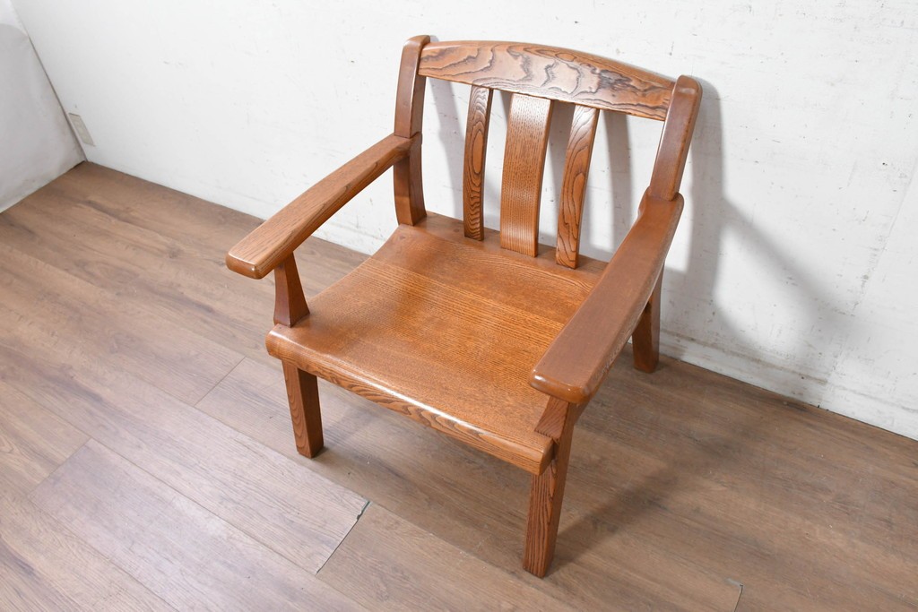 中古　国産職人手作り　岩泉純木家具　栗材　力強い木目を生かしたゆったり座れるアームチェア　(R-090387)