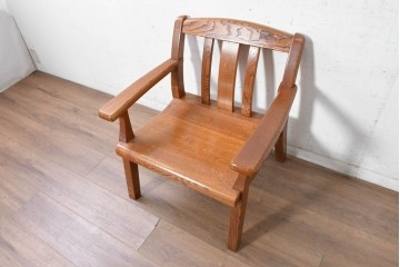 中古　国産職人手作り　岩泉純木家具　栗材　力強い木目を生かしたゆったり座れるアームチェア　(R-090387)