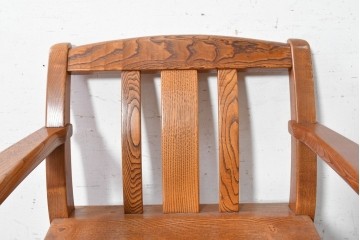 中古　国産職人手作り　岩泉純木家具　栗材　力強い木目を生かしたゆったり座れるアームチェア　(R-090387)