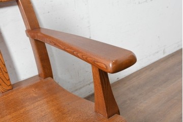 中古　国産職人手作り　岩泉純木家具　栗材　力強い木目を生かしたゆったり座れるアームチェア　(R-090387)