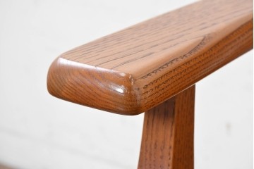 中古　国産職人手作り　岩泉純木家具　栗材　力強い木目を生かしたゆったり座れるアームチェア　(R-090387)