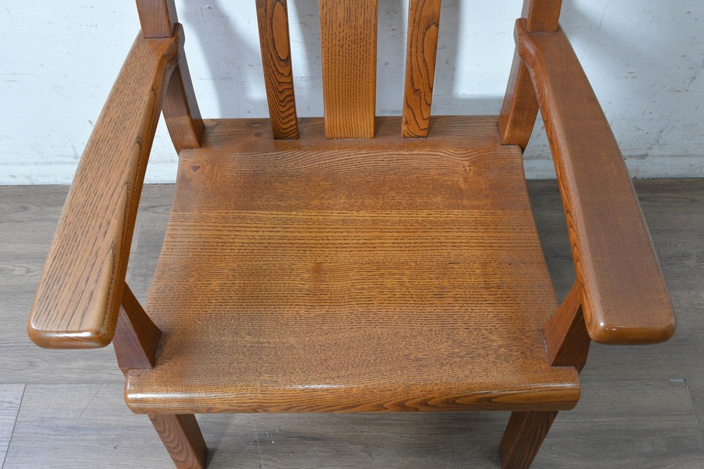 中古　国産職人手作り　岩泉純木家具　栗材　力強い木目を生かしたゆったり座れるアームチェア　(R-090387)