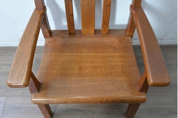 中古　国産職人手作り　岩泉純木家具　栗材　力強い木目を生かしたゆったり座れるアームチェア　(R-090387)