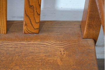 中古　国産職人手作り　岩泉純木家具　栗材　力強い木目を生かしたゆったり座れるアームチェア　(R-090387)