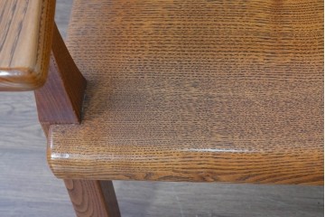 中古　国産職人手作り　岩泉純木家具　栗材　力強い木目を生かしたゆったり座れるアームチェア　(R-090387)