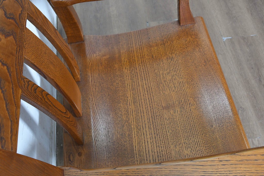 中古　国産職人手作り　岩泉純木家具　栗材　力強い木目を生かしたゆったり座れるアームチェア　(R-090387)