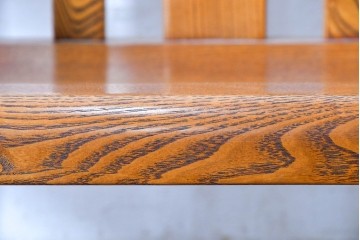 中古　国産職人手作り　岩泉純木家具　栗材　力強い木目を生かしたゆったり座れるアームチェア　(R-090387)