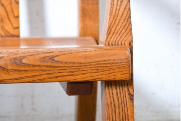 中古　国産職人手作り　岩泉純木家具　栗材　力強い木目を生かしたゆったり座れるアームチェア　(R-090387)