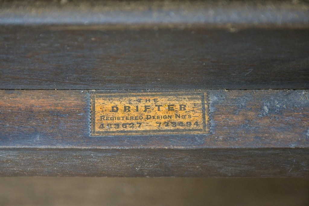 イギリスアンティーク　1930年から1950年頃　希少デザイン　THE DRIFTER(ザ・ドリフター)　本革　英国登録意匠の折りたたみ式4シーターシアターベンチ　(R-090388)