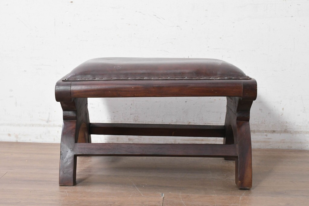イギリスアンティーク　1930年から1950年　本革　チーク材　重厚感漂うオットマン　(R-090391)