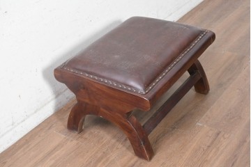 イギリスアンティーク　1930年から1950年　本革　チーク材　重厚感漂うオットマン　(R-090391)