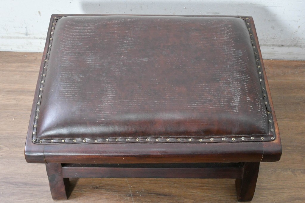 イギリスアンティーク　1930年から1950年　本革　チーク材　重厚感漂うオットマン　(R-090391)