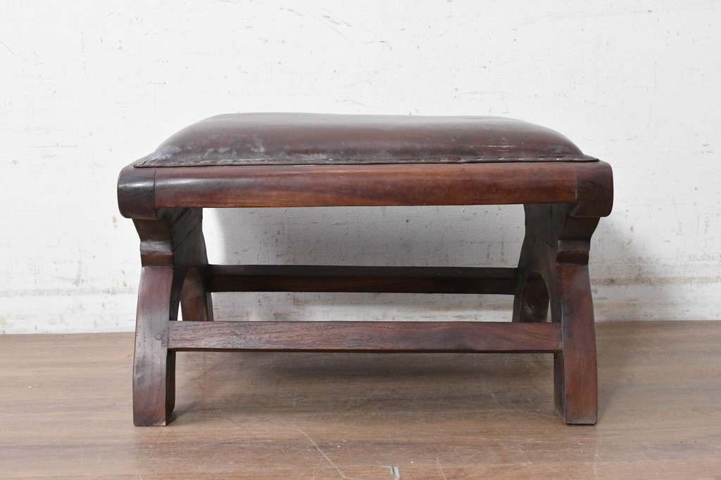 イギリスアンティーク　1930年から1950年　本革　チーク材　重厚感漂うオットマン　(R-090391)
