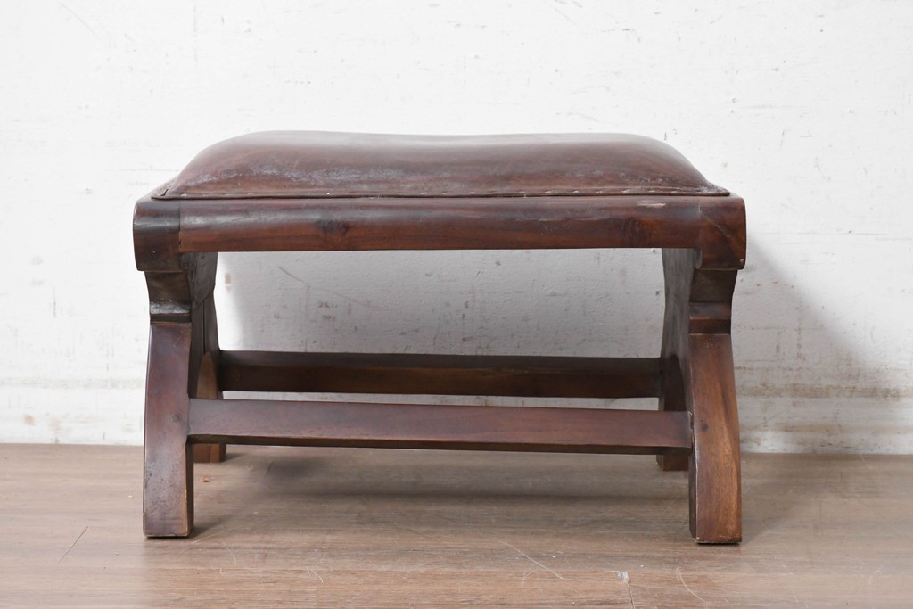 イギリスアンティーク　1930年から1950年　本革　チーク材　重厚感漂うオットマン　(R-090392)
