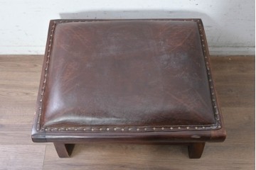 イギリスアンティーク　1930年から1950年　本革　チーク材　重厚感漂うオットマン　(R-090392)