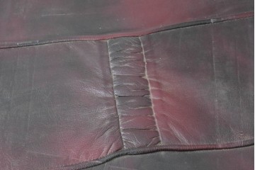 ヨーロッパヴィンテージ　本革　艶のある赤褐色レザーを張ったオットマン　(R-090393)