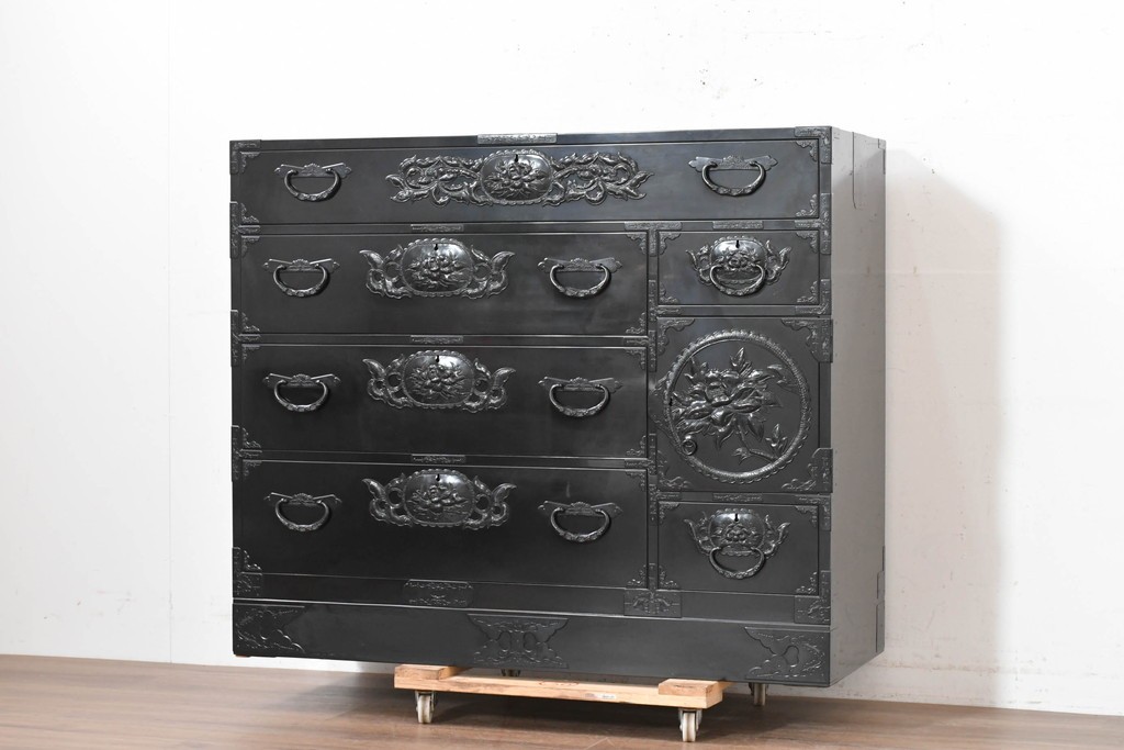 和製ヴィンテージ　美品　希少カラー!!　シックな黒漆塗りが美しい仙台箪笥　(R-090394)